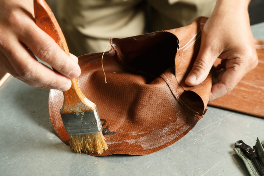 Assemblage d'une botte à la main, manufacture Le Chameau — David Morganti