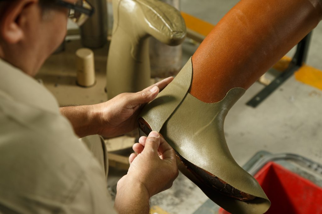 Étape d'assemblage de la botte, manufacture Le Chameau — David Morganti