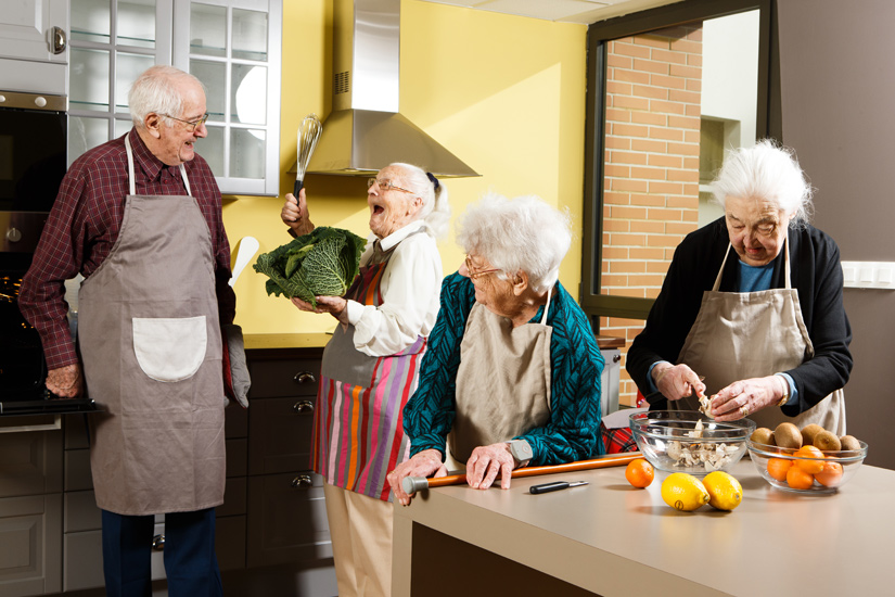 Photo de retraités en cuisine.