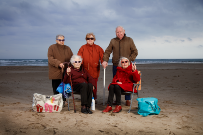 Photo de résidents d'Ehpad à la Plage. Portrait Ehpad réalisé par David Morganti Photographe