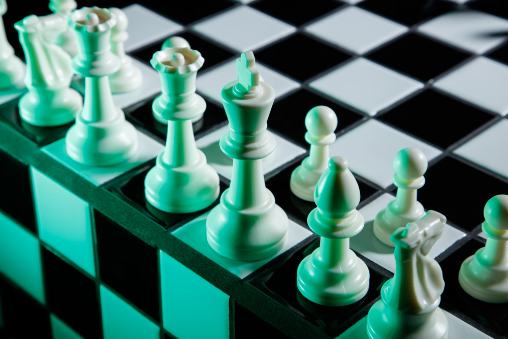 Une des pièces de travail reprend la thématique du jeu d'échec "La Chess Room"