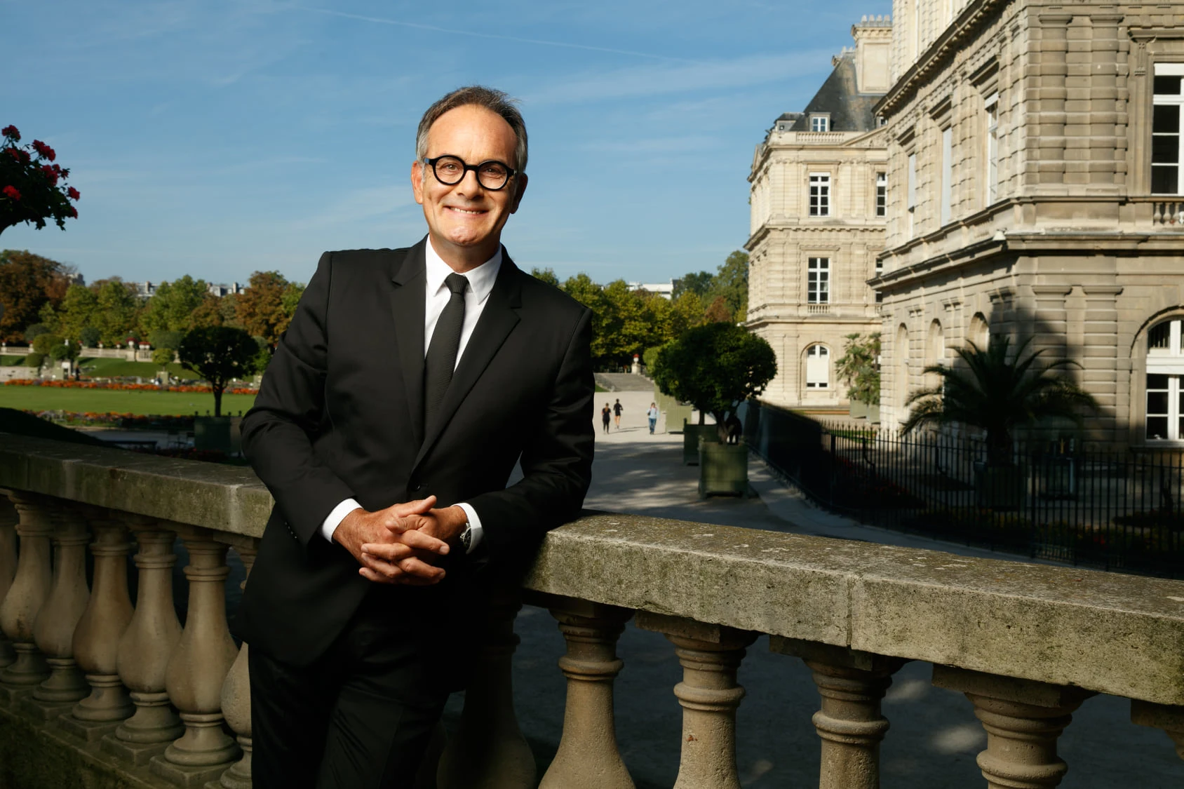 Agent immobilier en costume au Jardin du Luxembourg, Paris — photographe David Morganti