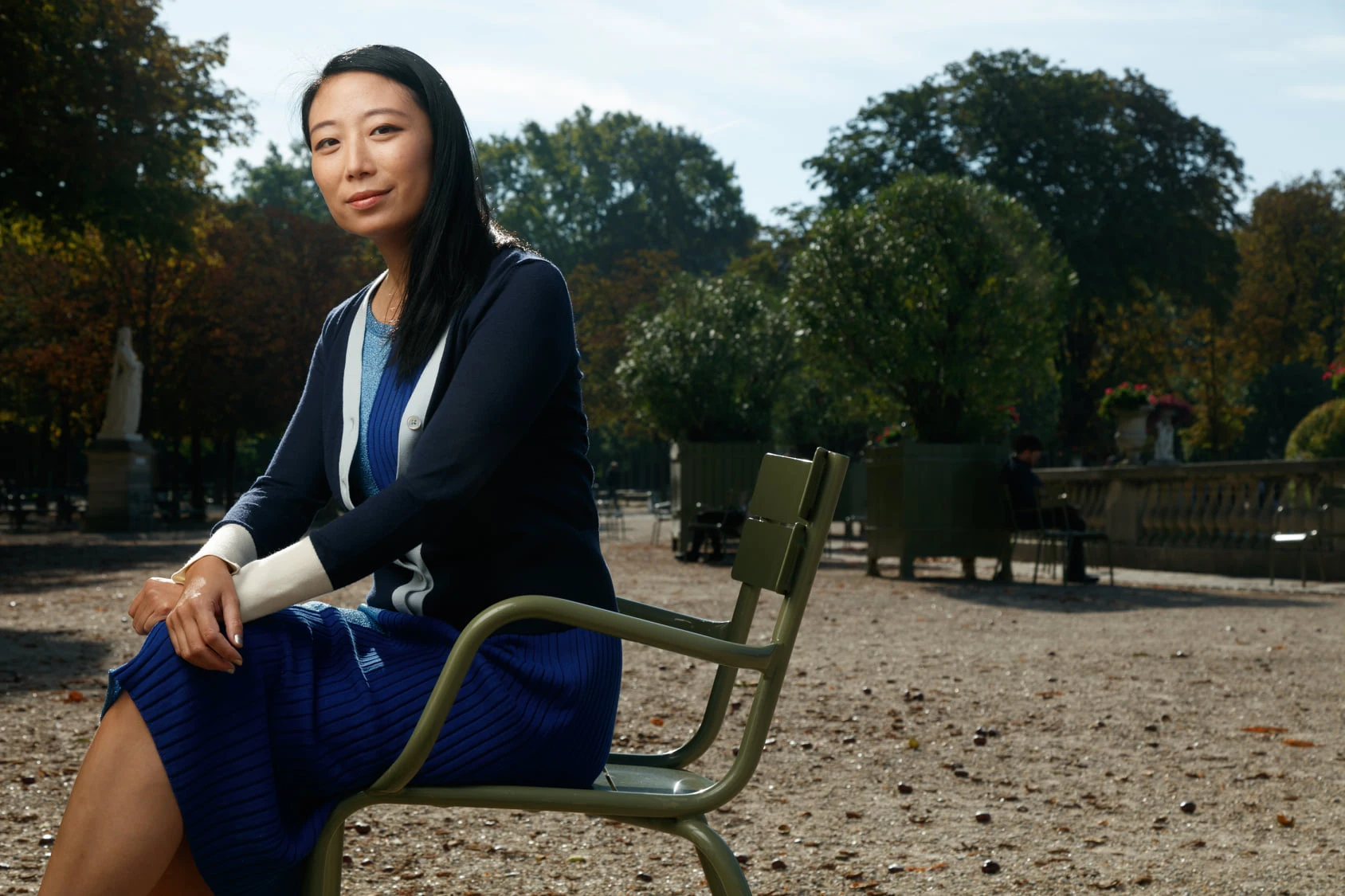 Agente immobilière en extérieur, Paris — portrait par David Morganti