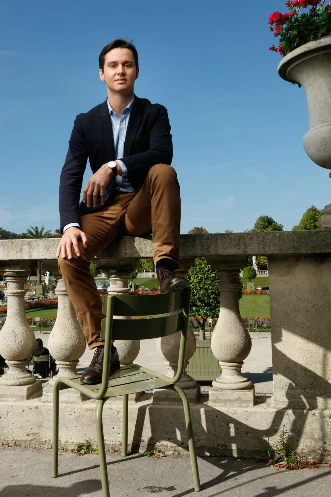 Portrait d’un jeune agent immobilier en extérieur — David Morganti, photographe