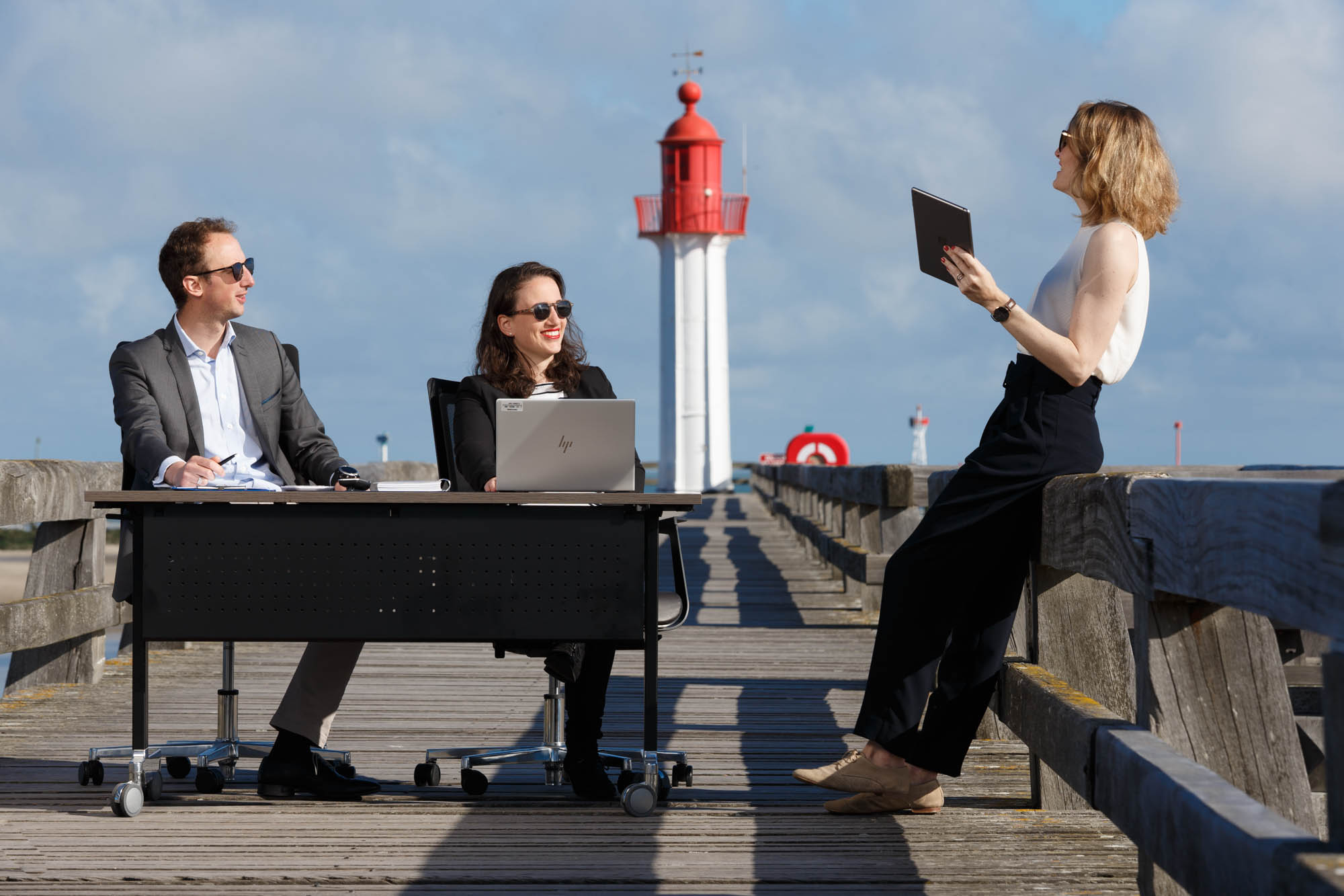Réunion d’entreprise installée sur les planches — Les Cures Marines, Trouville, photo David Morganti