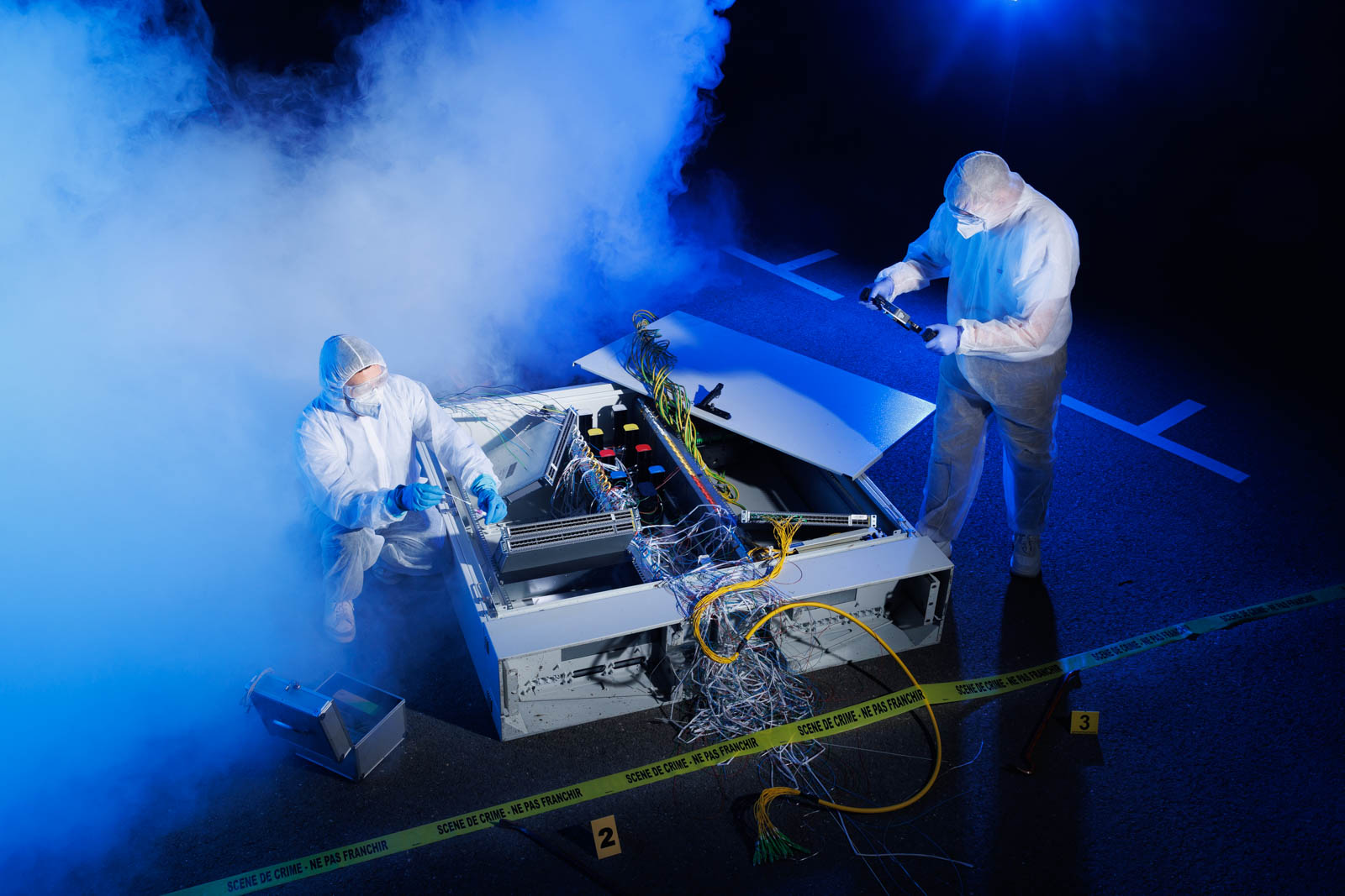 Techniciens en intervention sur une armoire optique, mise en scène — photo David Morganti
