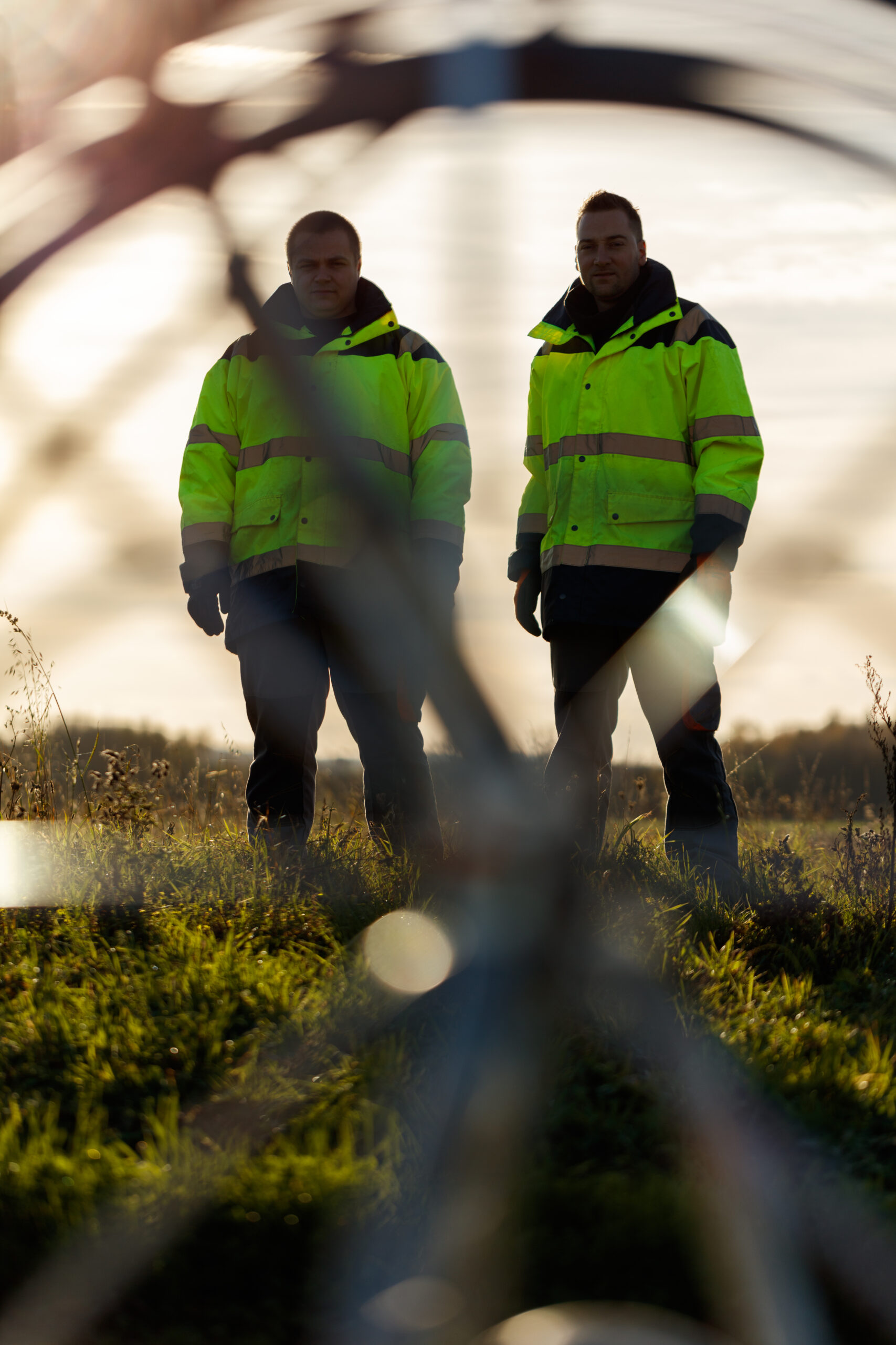 Deux techniciens en tenue haute visibilité sur le terrain — Altitude Infra, photo David Morganti