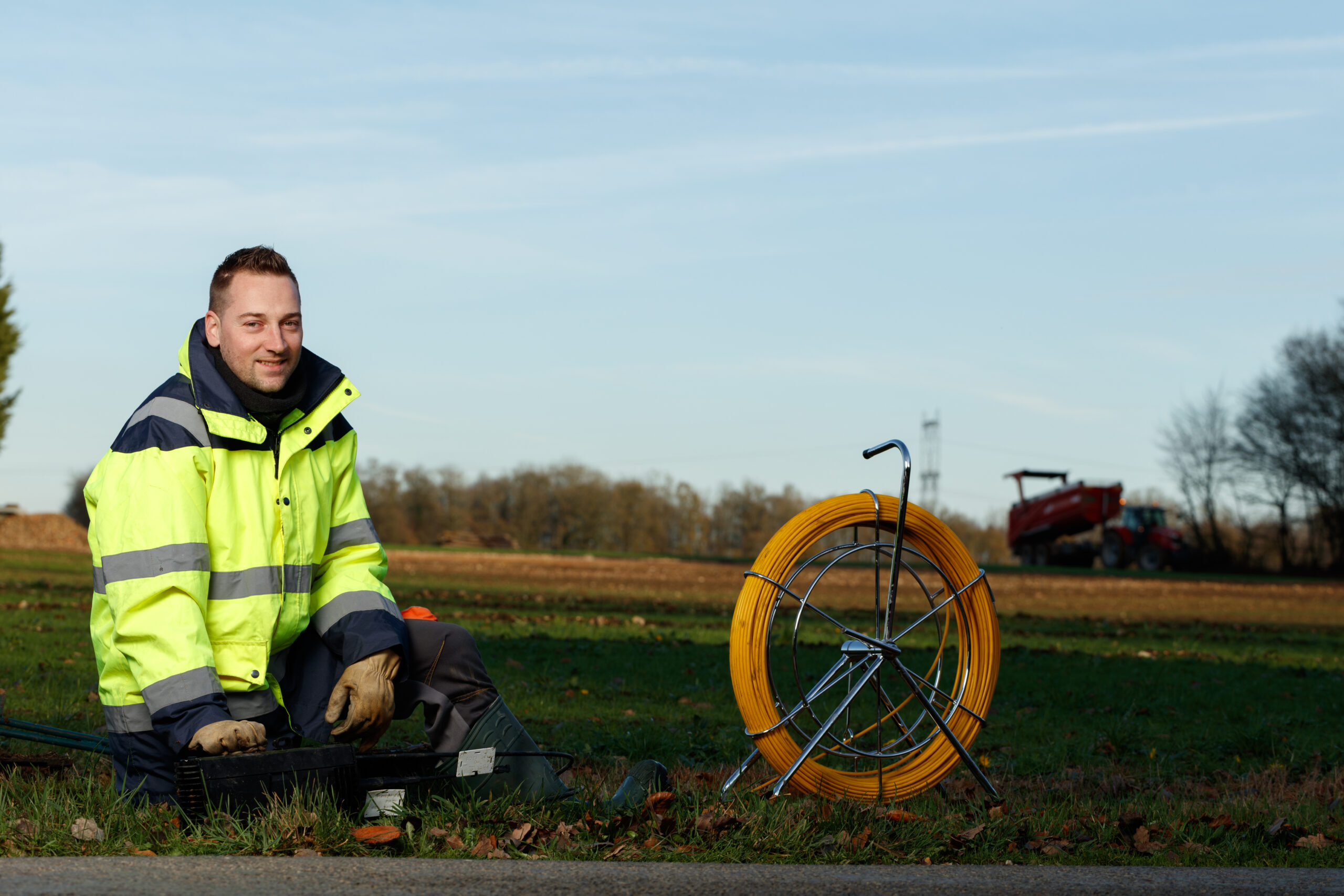 Technicien déroulant un touret de fibre en extérieur — Altitude Infra, photo David Morganti