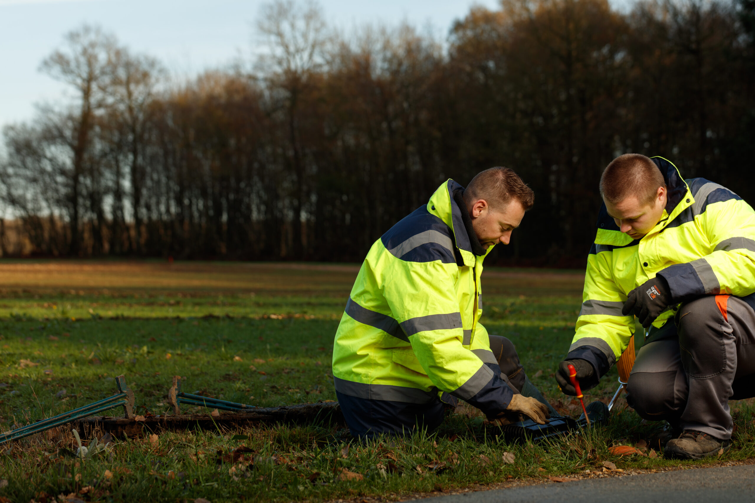 Techniciens raccordant la fibre en extérieur — Altitude Infra, photo David Morganti