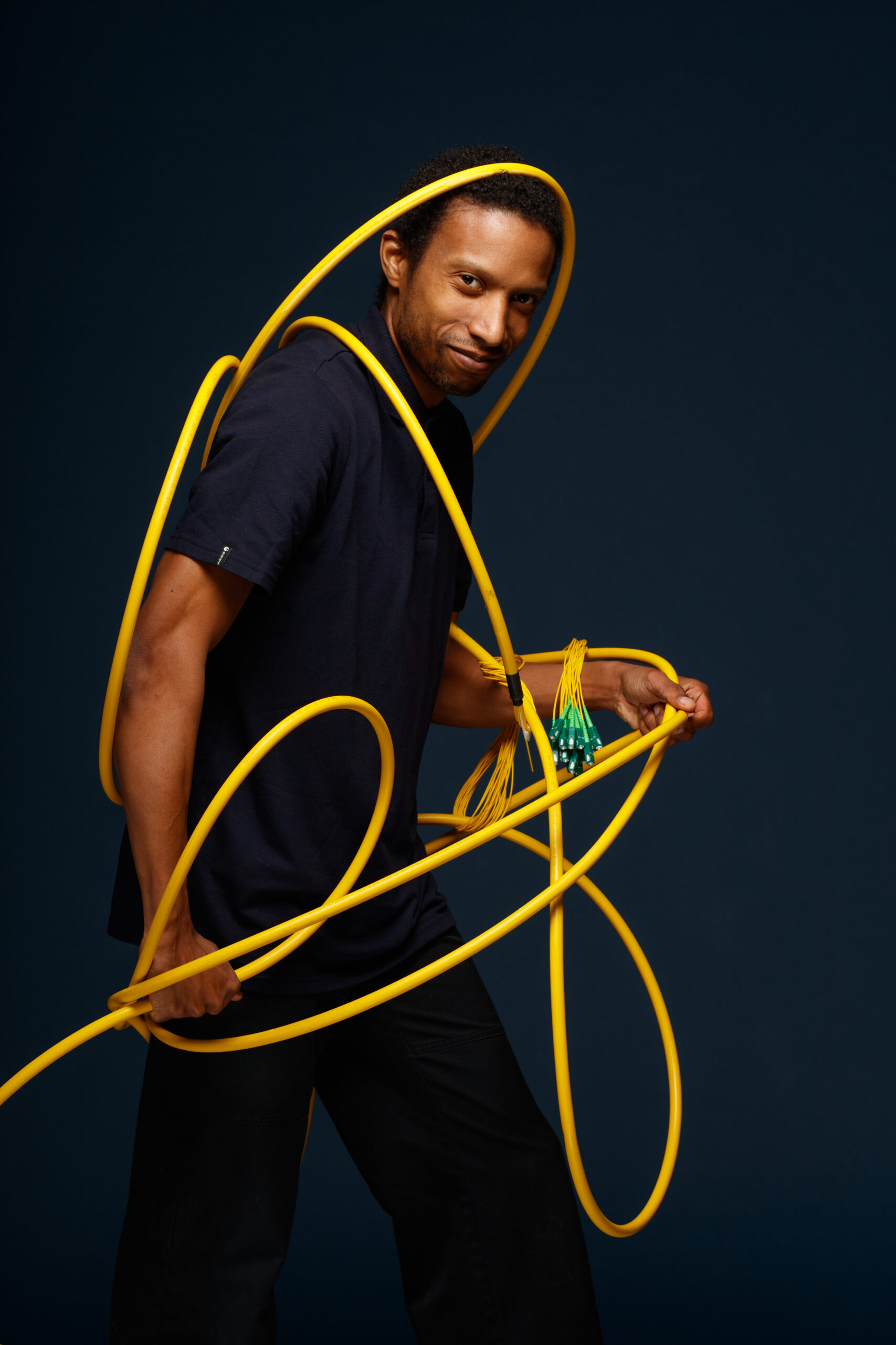 Technicien tenant une boucle de fibre optique en studio — Altitude Infra, photo David Morganti