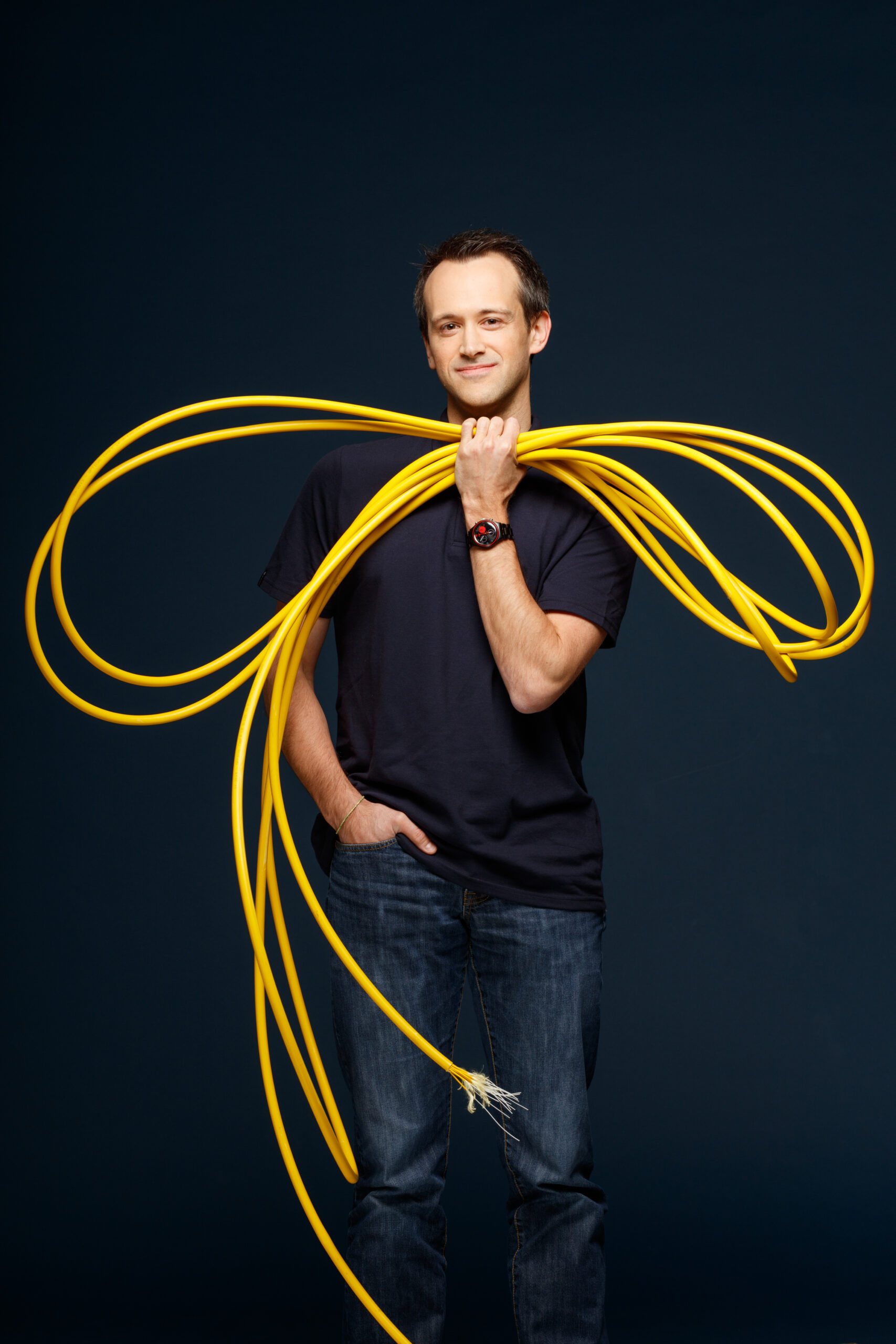 Technicien et boucle de fibre optique en studio — Altitude Infra, photo David Morganti