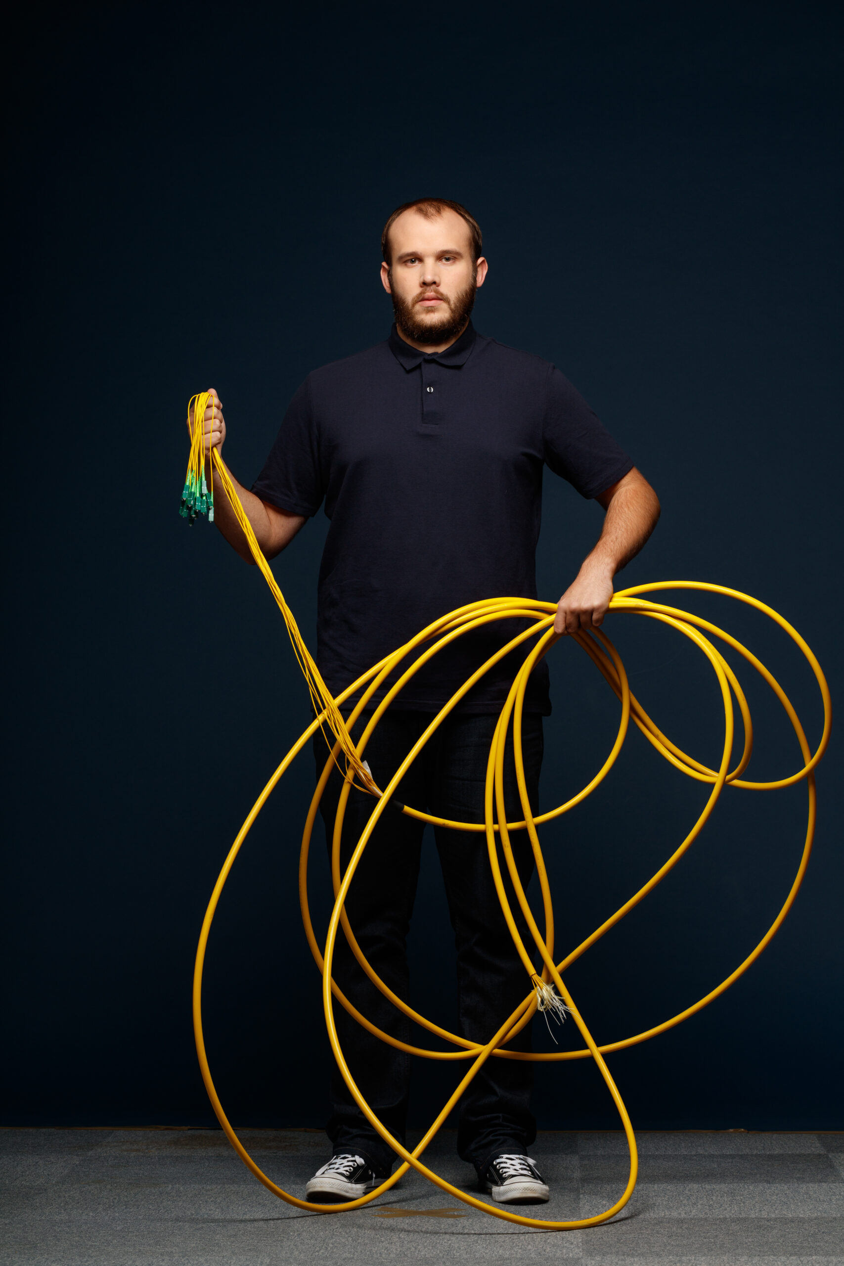 Technicien présentant un connecteur de fibre optique — Altitude Infra, photo David Morganti