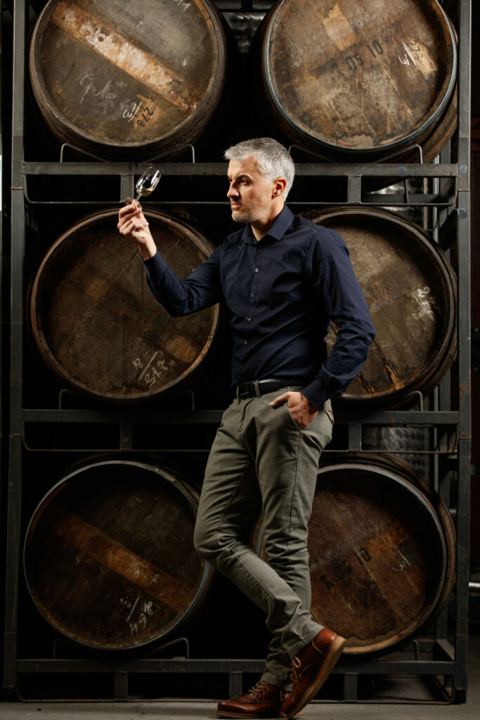 Reportage en distillerie de calvados, chai et fûts — David Morganti, photographe spiritueux & domaines