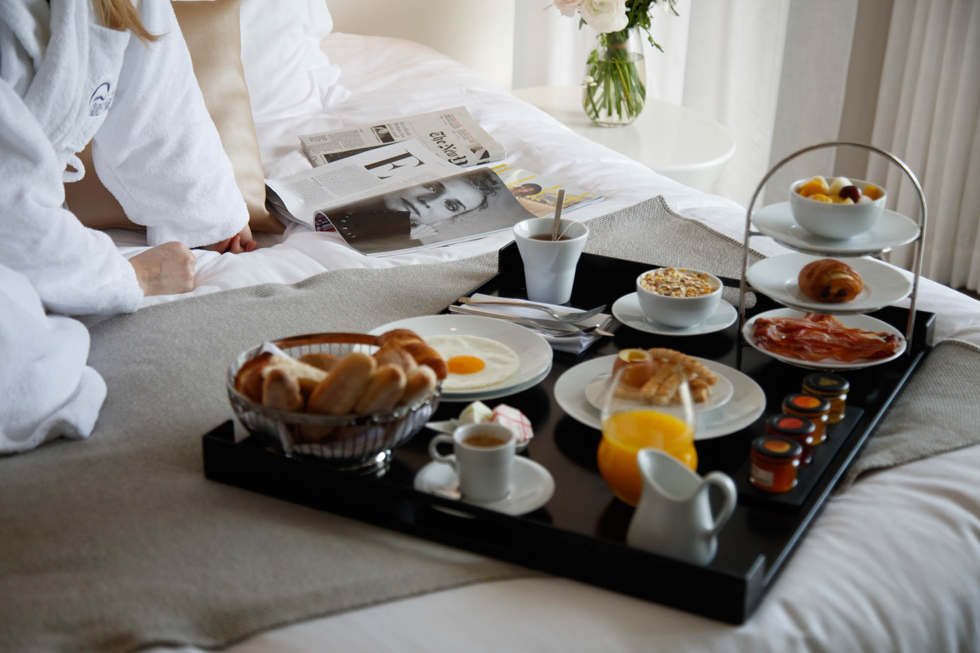 Petit-déjeuner servi en chambre — Les Cures Marines, Trouville, photo David Morganti