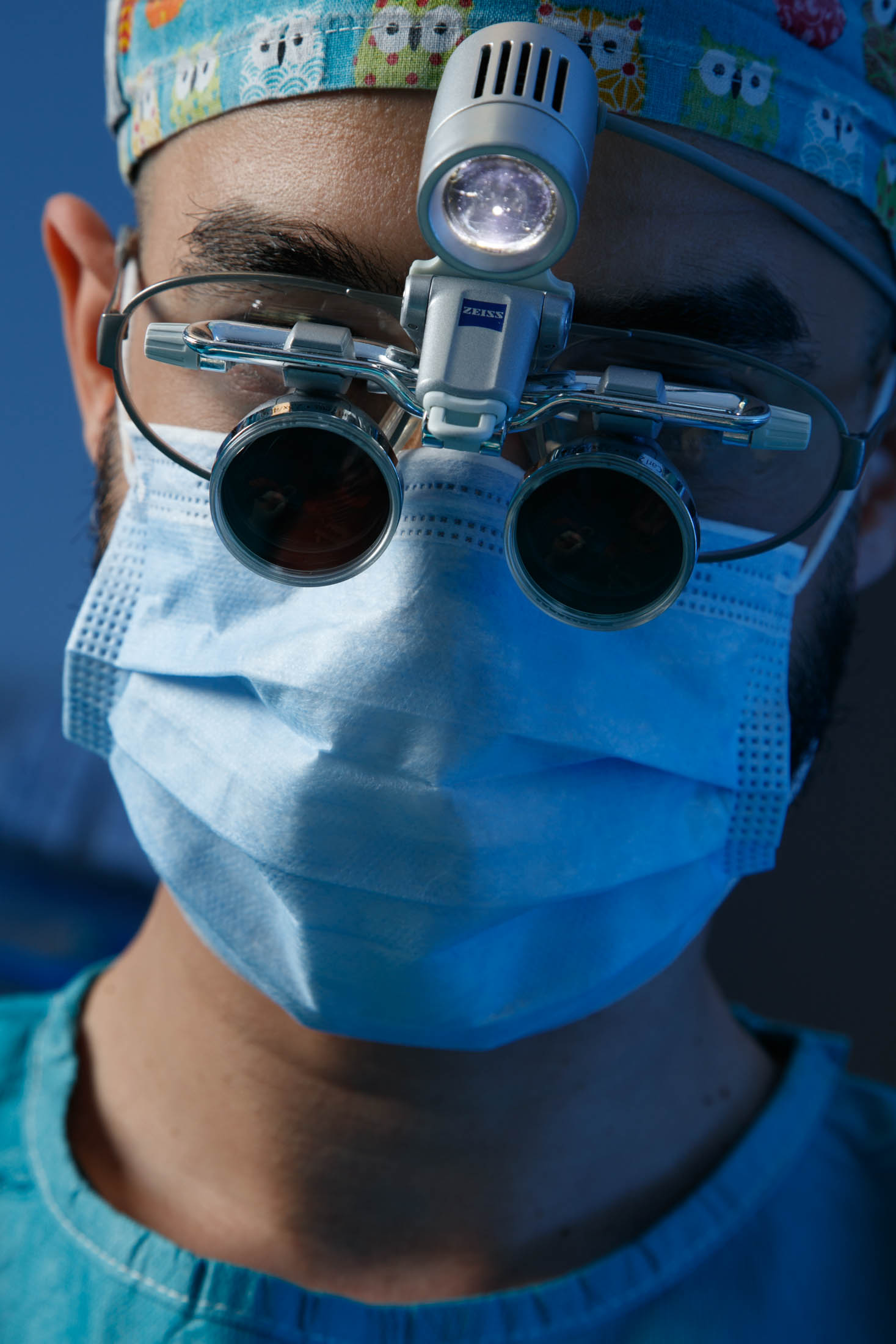 Portrait de chirurgien-dentiste équipé de loupes binoculaires et d’une lampe frontale — photographe santé David Morganti
