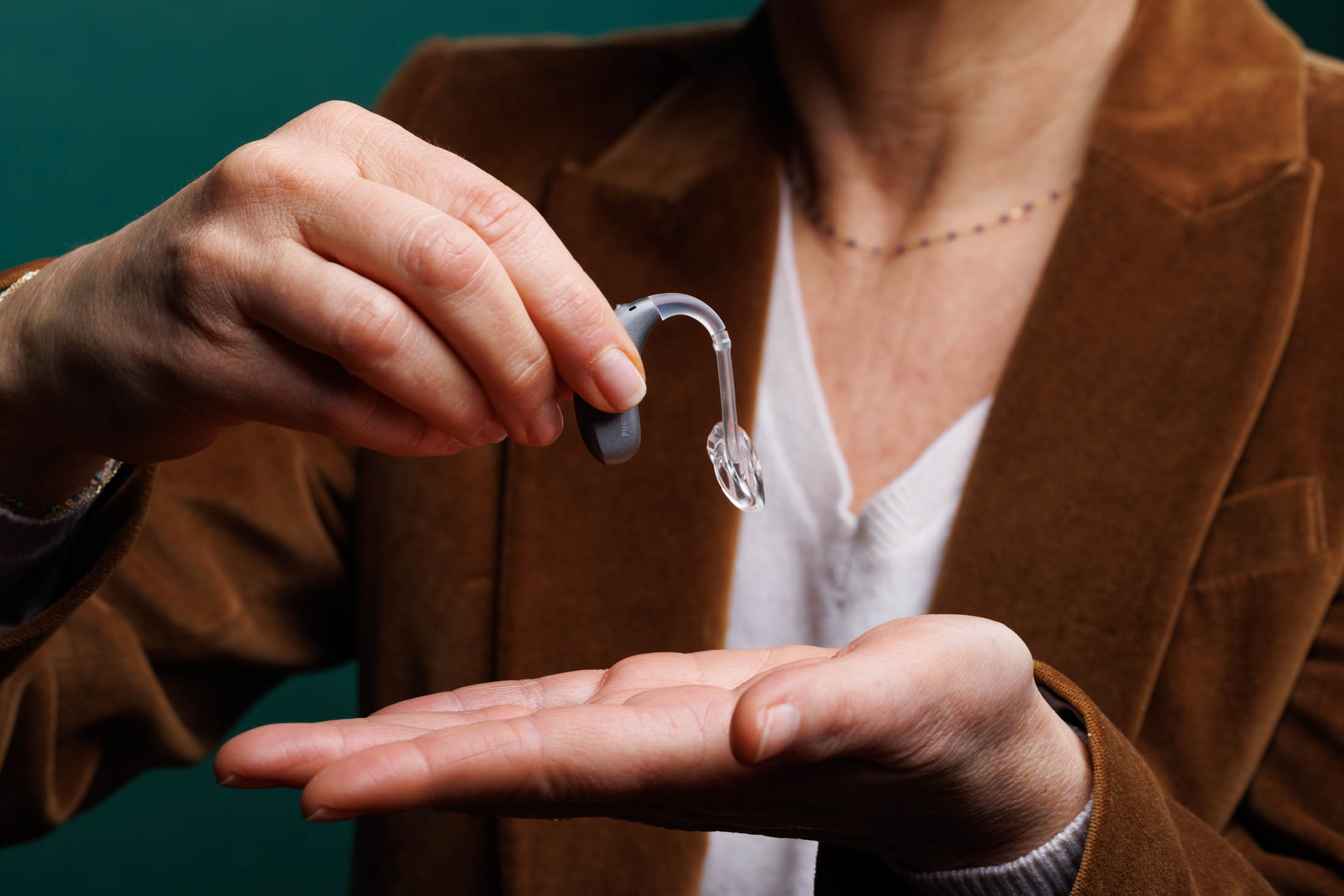 Appareil auditif contour d’oreille présenté par une audioprothésiste — Dyapason, photo David Morganti