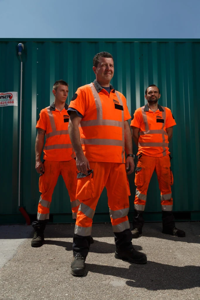Portrait d'équipe SNCF Réseau en tenue haute visibilité — David Morganti, photographe industrie