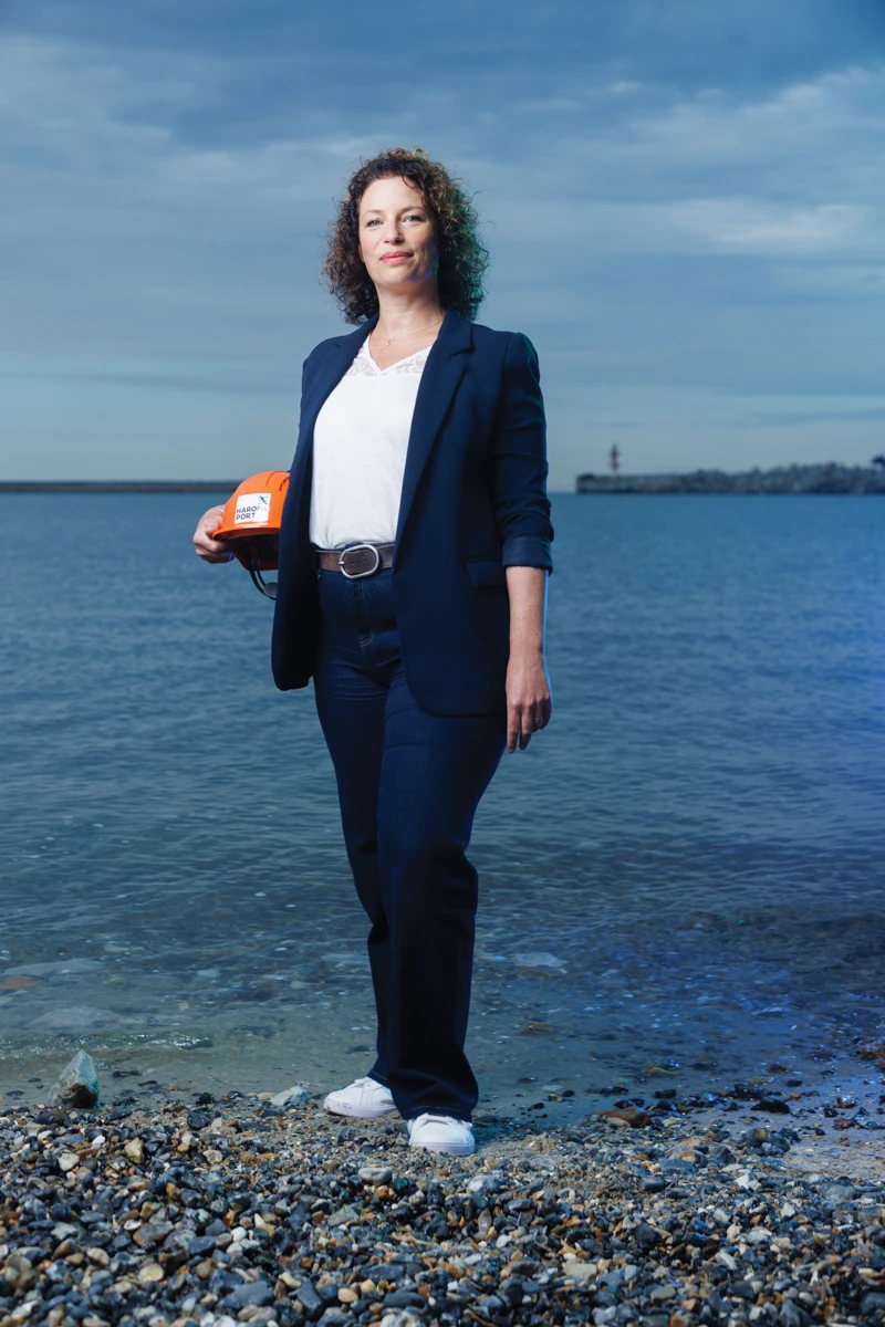 Natacha, cheffe du service environnement chez HAROPA PORT, au bord de l’eau sur le chantier de la Chatière, Le Havre — photo David Morganti