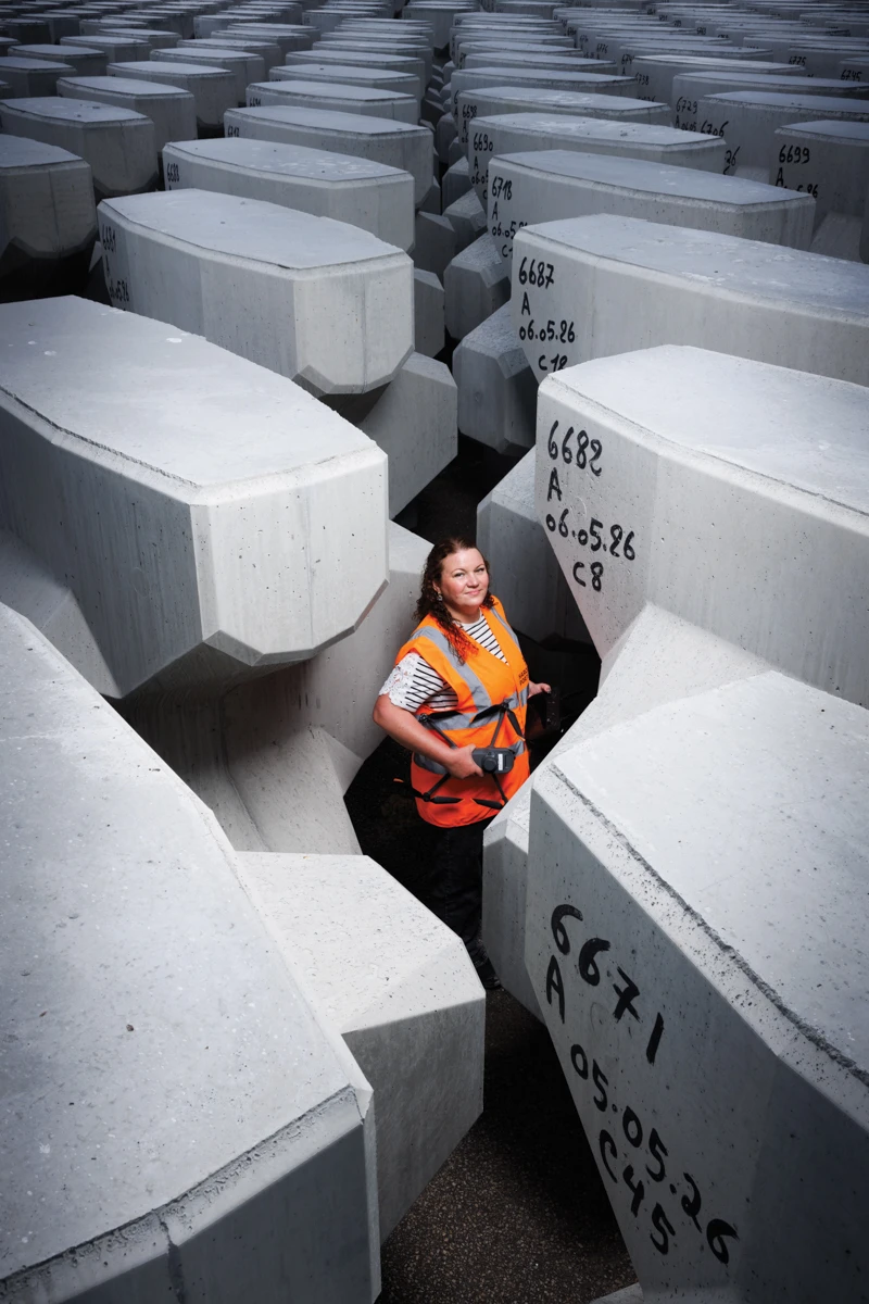 Caroline, géomètre chez HAROPA PORT, parmi les accropodes stockés sur le chantier de la Chatière, Le Havre — photo David Morganti