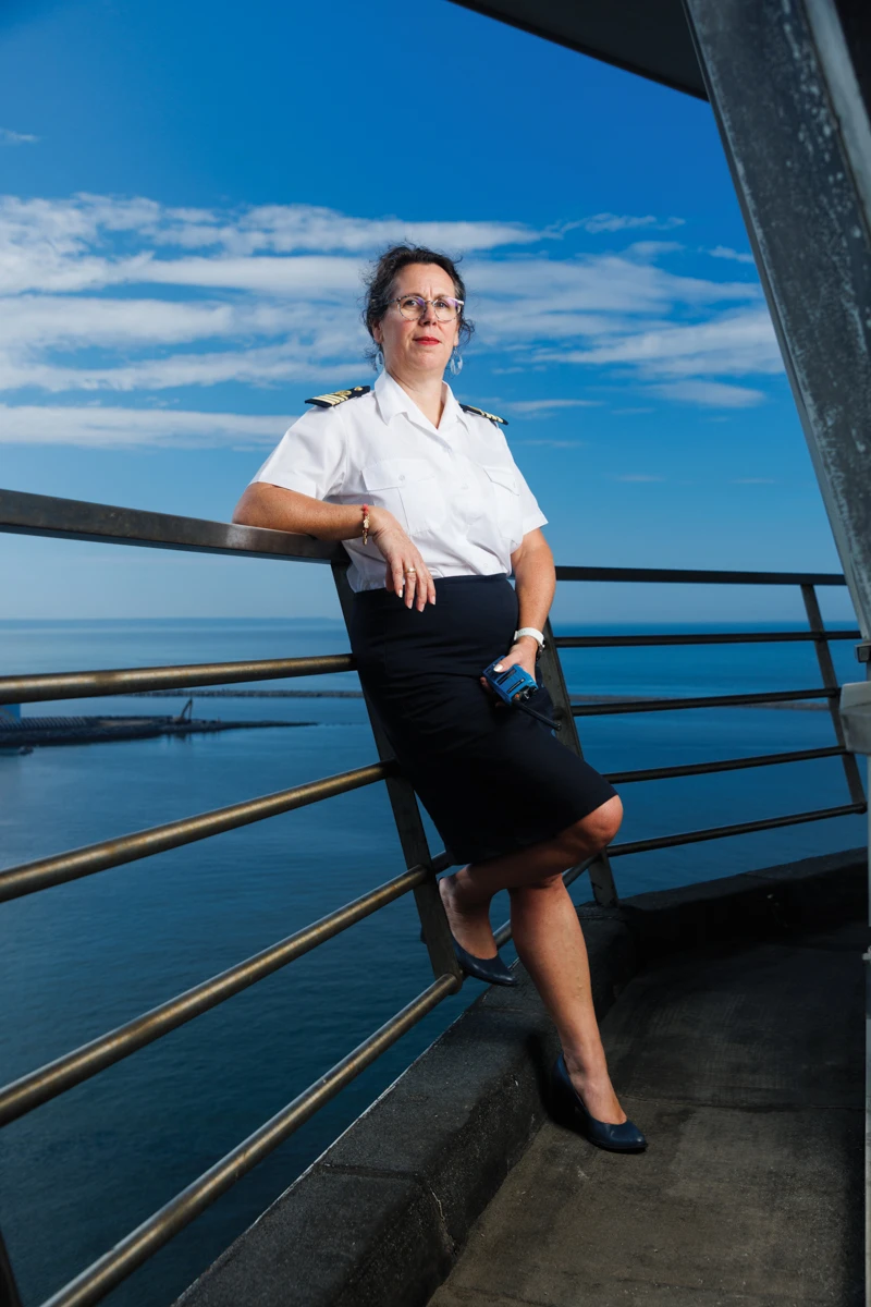 Gwenaëlle, officier de port à la capitainerie d’HAROPA PORT, accoudée à une rambarde face au port, Le Havre — photo David Morganti