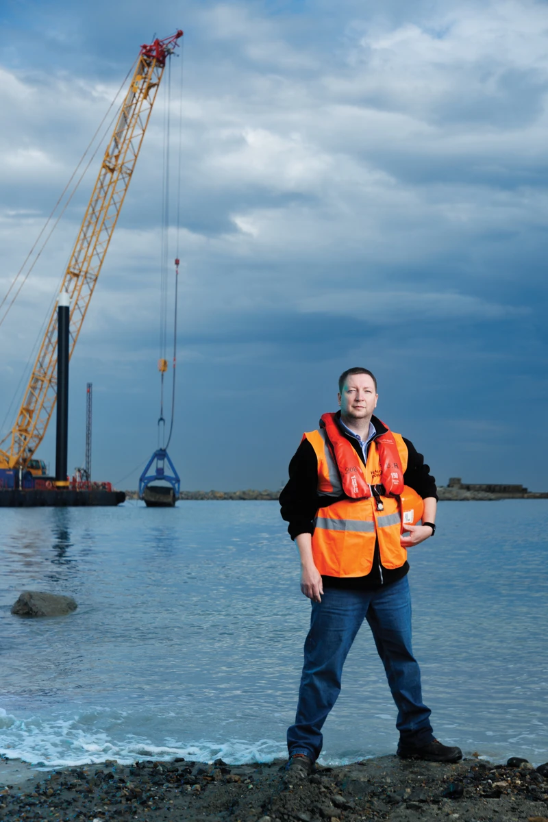 Richard, responsable travaux accès maritime chez HAROPA PORT, devant une barge-grue, Le Havre — photo David Morganti