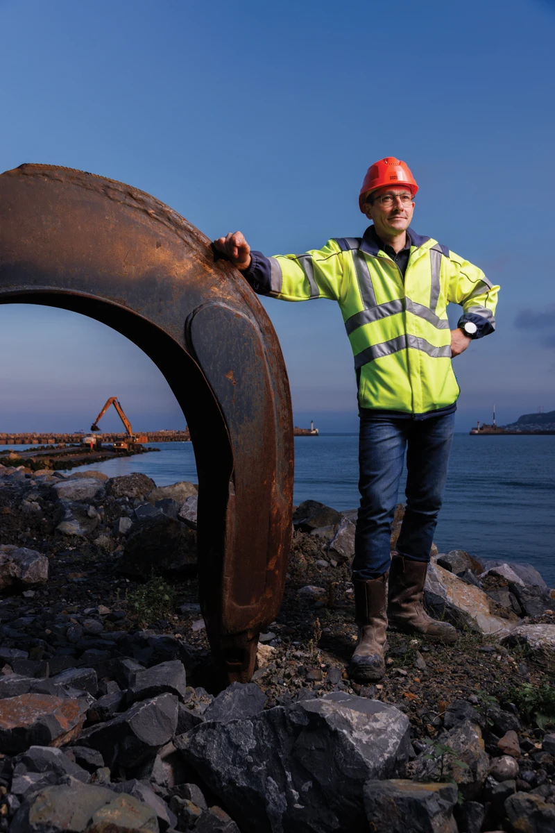 Bruno, coordinateur des travaux de la chatière chez HAROPA PORT, devant le bras d’une pelle, Le Havre — photo David Morganti