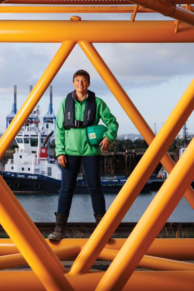 Clémence, responsable de projet chez DEME, sous une structure métallique du chantier de la Chatière, Le Havre — photo David Morganti