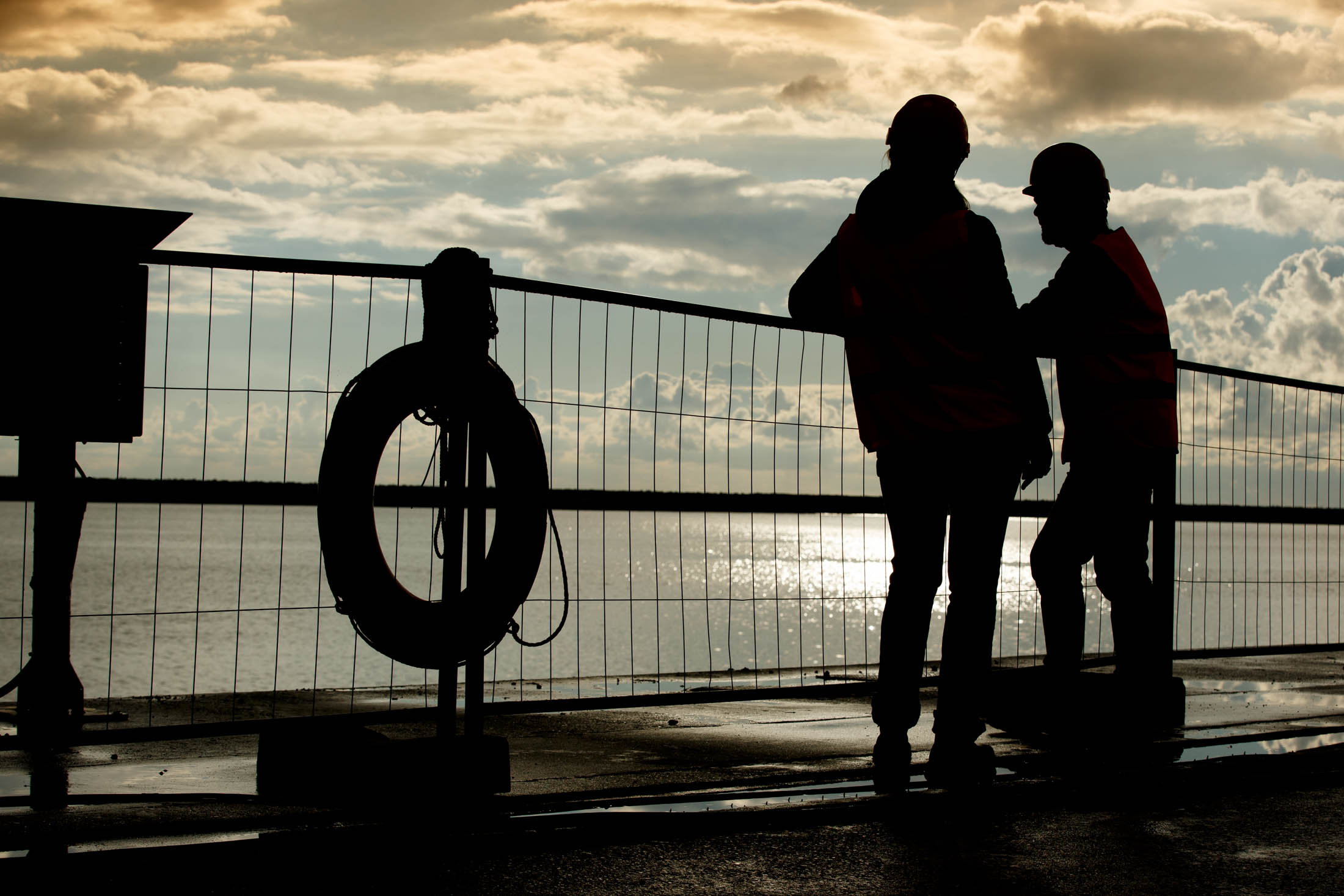 Silhouettes sur un quai du port du Havre au coucher du soleil — HAROPA PORT, photo David Morganti