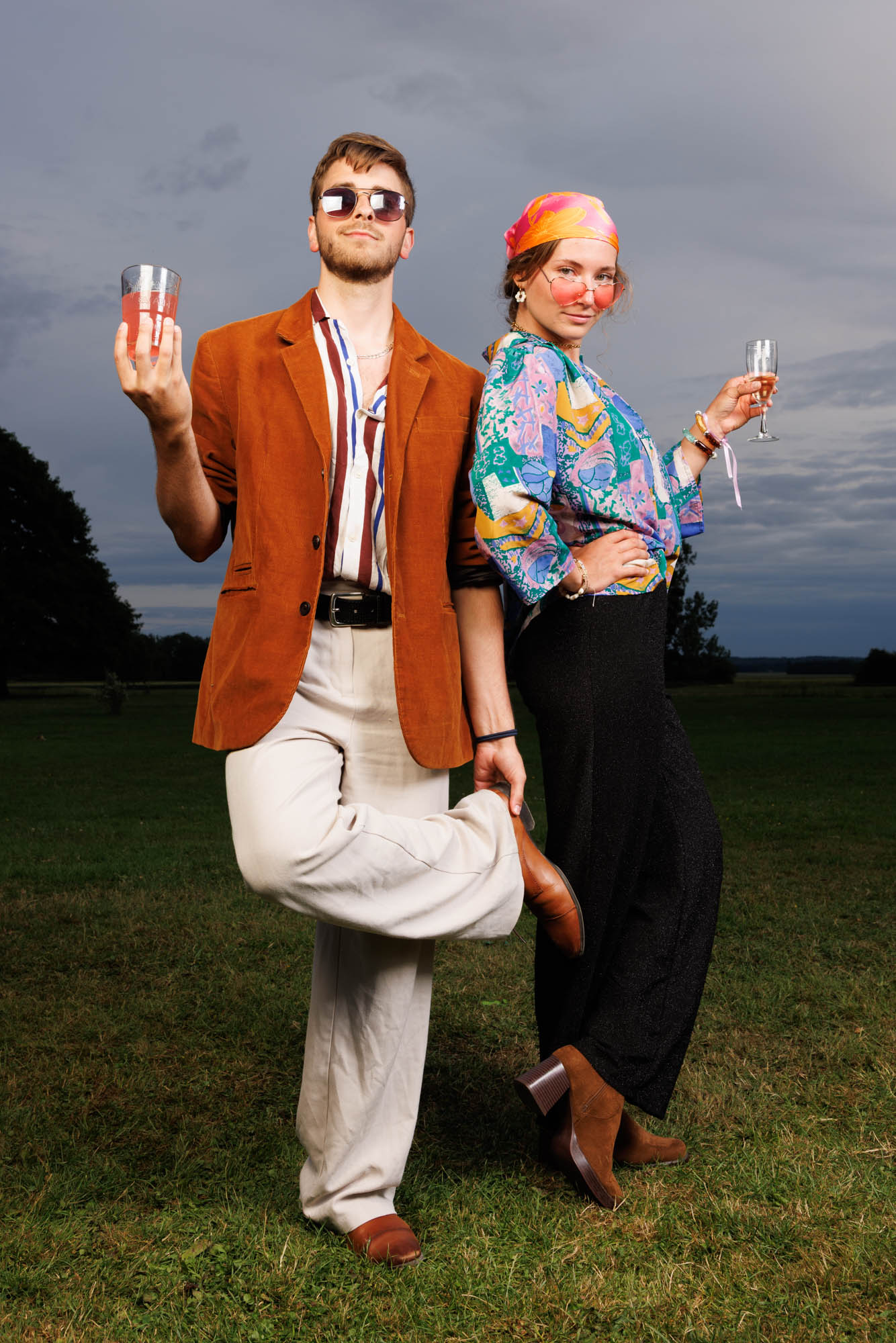 Portrait créatif d'un couple en tenues vintage, en extérieur