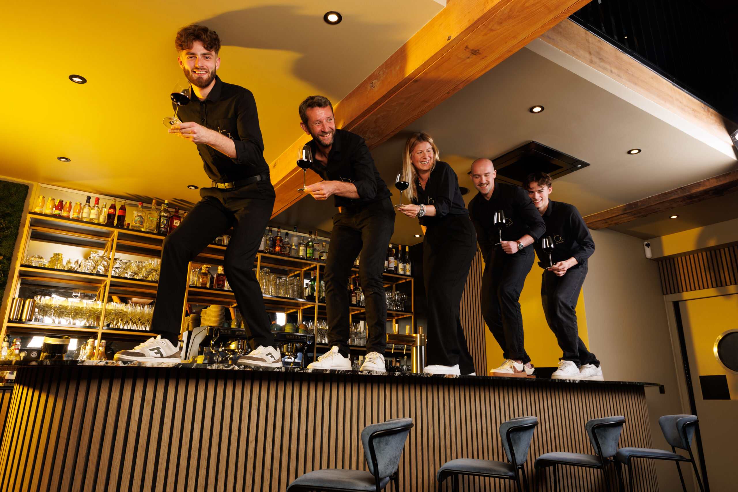 L’équipe du restaurant au bar — La Grange, Mont-Saint-Aignan, photo David Morganti