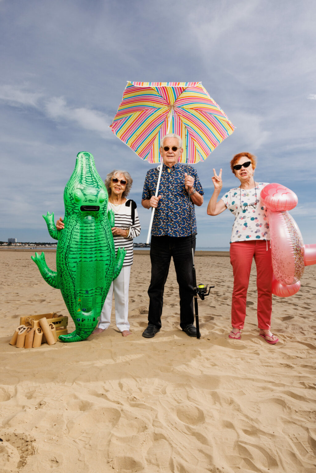Résidents d’une résidence services seniors sur la plage, à Royan