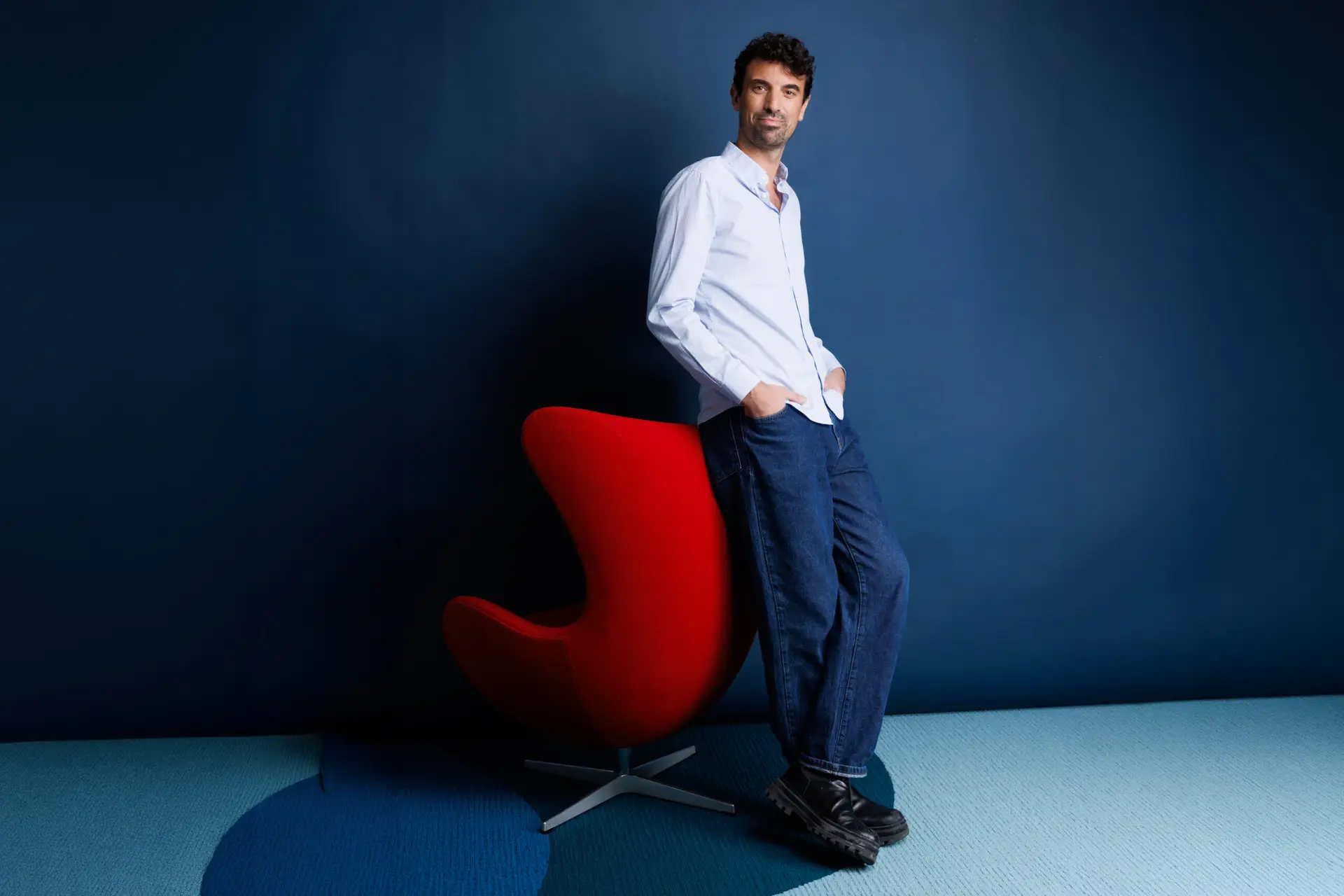 Portrait corporate studio fond bleu — Photographe Rouen Normandie