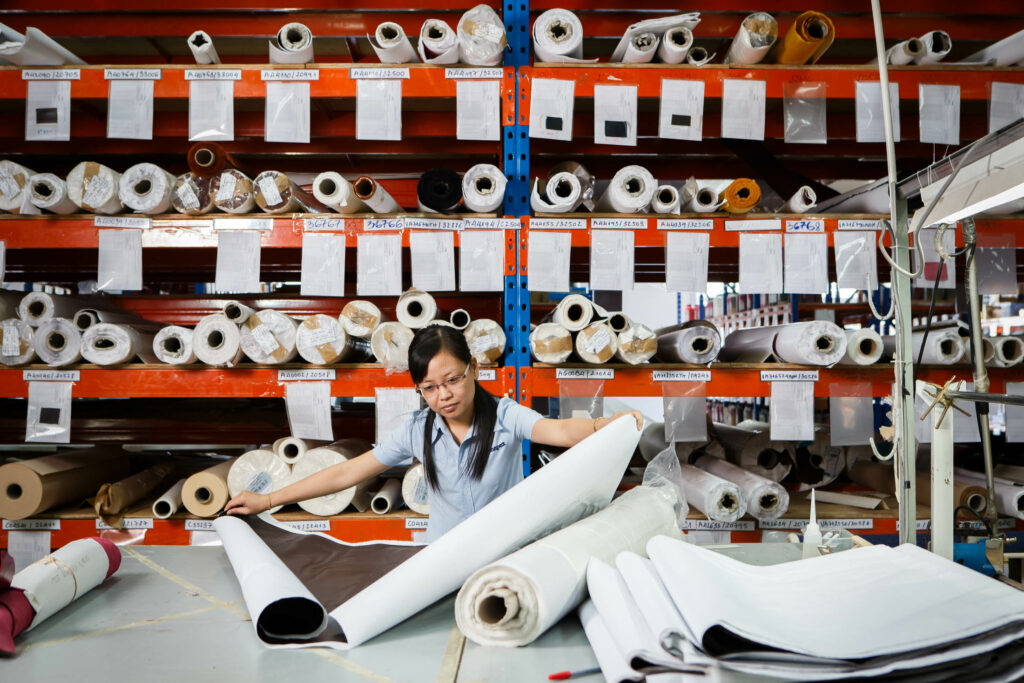 Réserve de cuir d'une maroquinerie, rouleaux de peaux — reportage savoir-faire, David Morganti