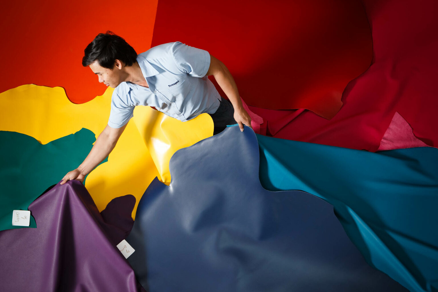 Peaux de cuir colorées préparées avant la coupe — reportage savoir-faire, David Morganti
