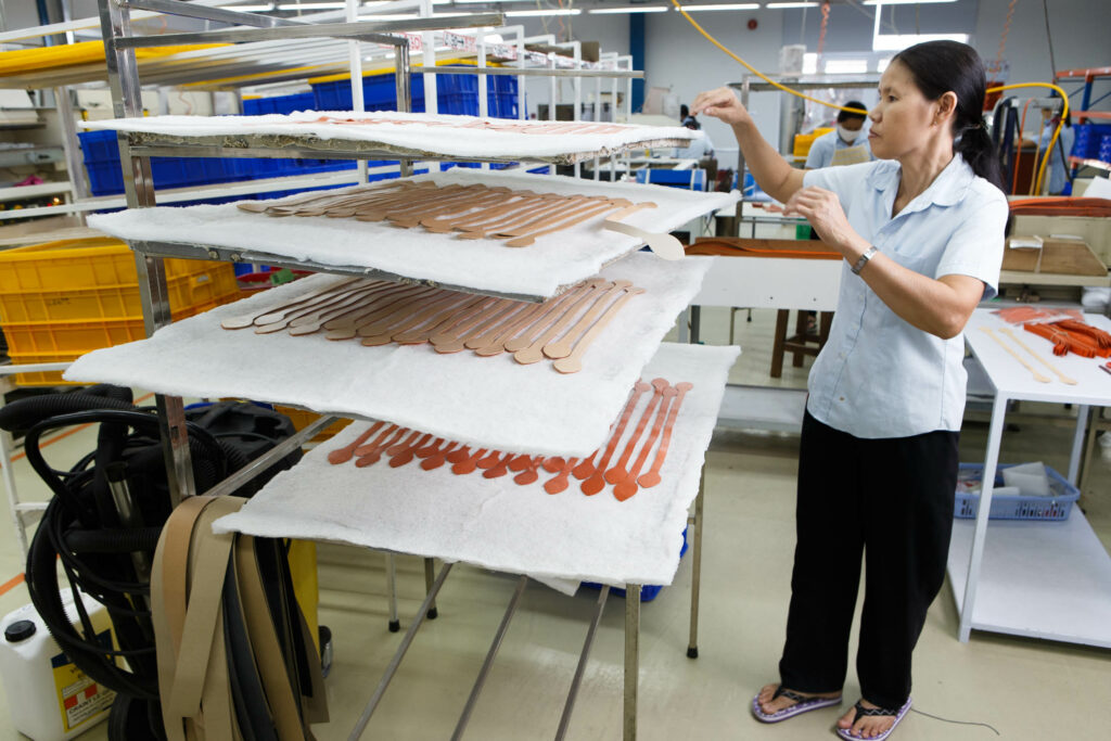 Ligne de fabrication en maroquinerie, contrôle des pièces — photographe industrie, David Morganti