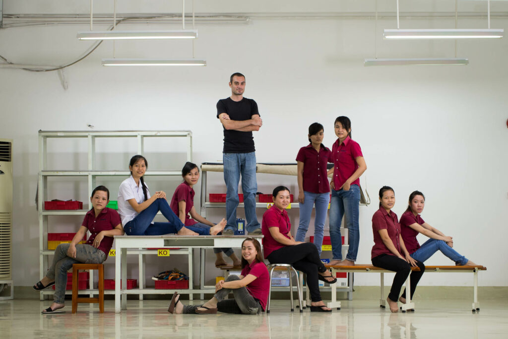Portrait de groupe des équipes d'un atelier de maroquinerie — David Morganti, photographe d'entreprise