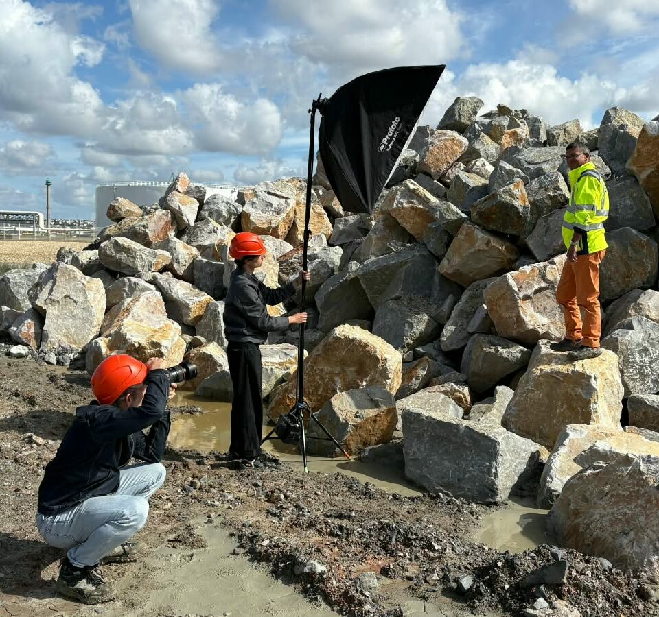 Coulisses : boîte à lumière et assistant sur l’enrochement de la digue pendant une prise de vue, chantier de la Chatière, Le Havre — David Morganti