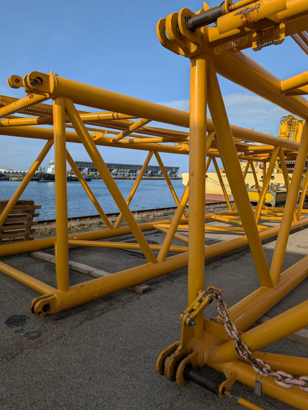 Coulisses : flèches de grue stockées sur le quai du chantier de la Chatière, Le Havre — David Morganti