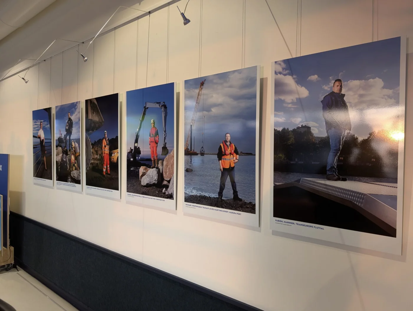 Les portraits de la série accrochés dans la salle d’exposition du Havre Port Center