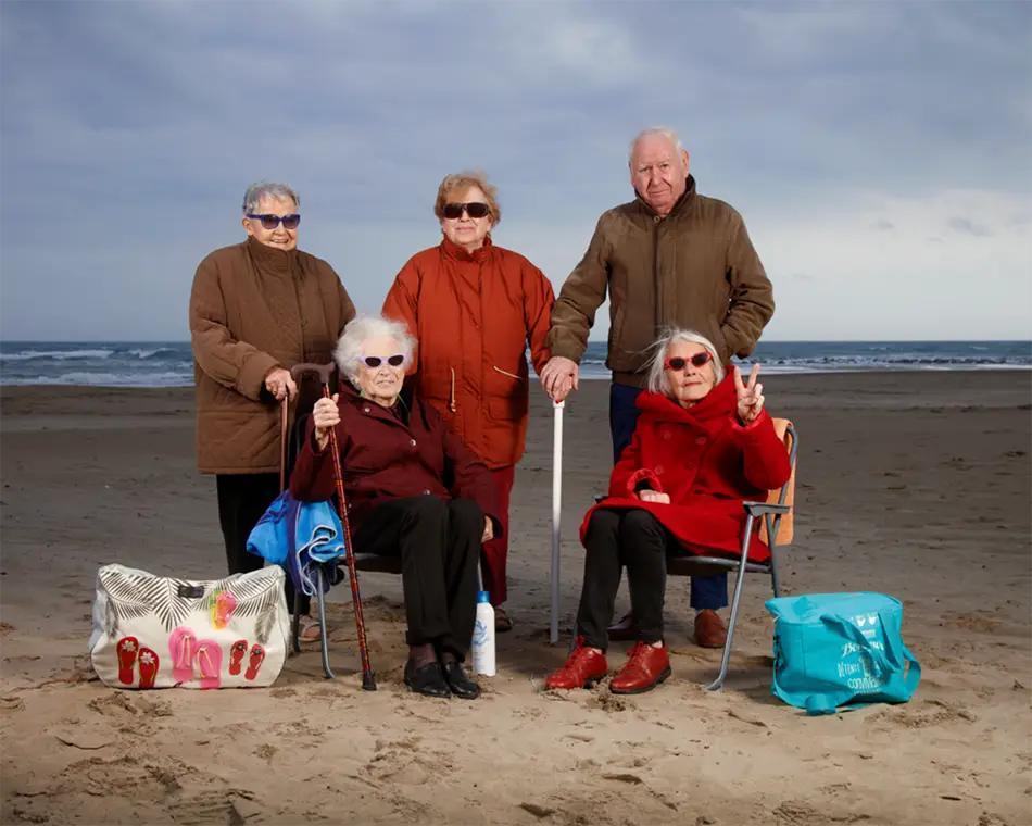 5 seniors sur une plage